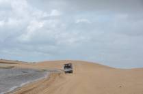 Atravessando dunas na viagem entre Paulino Neves e Barreirinhas - MA